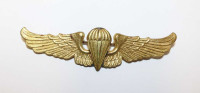 WORLD AIRBORNE & SPECIAL FORCES INSIGNIA 