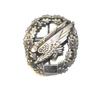 WORLD AIRBORNE & SPECIAL FORCES INSIGNIA 